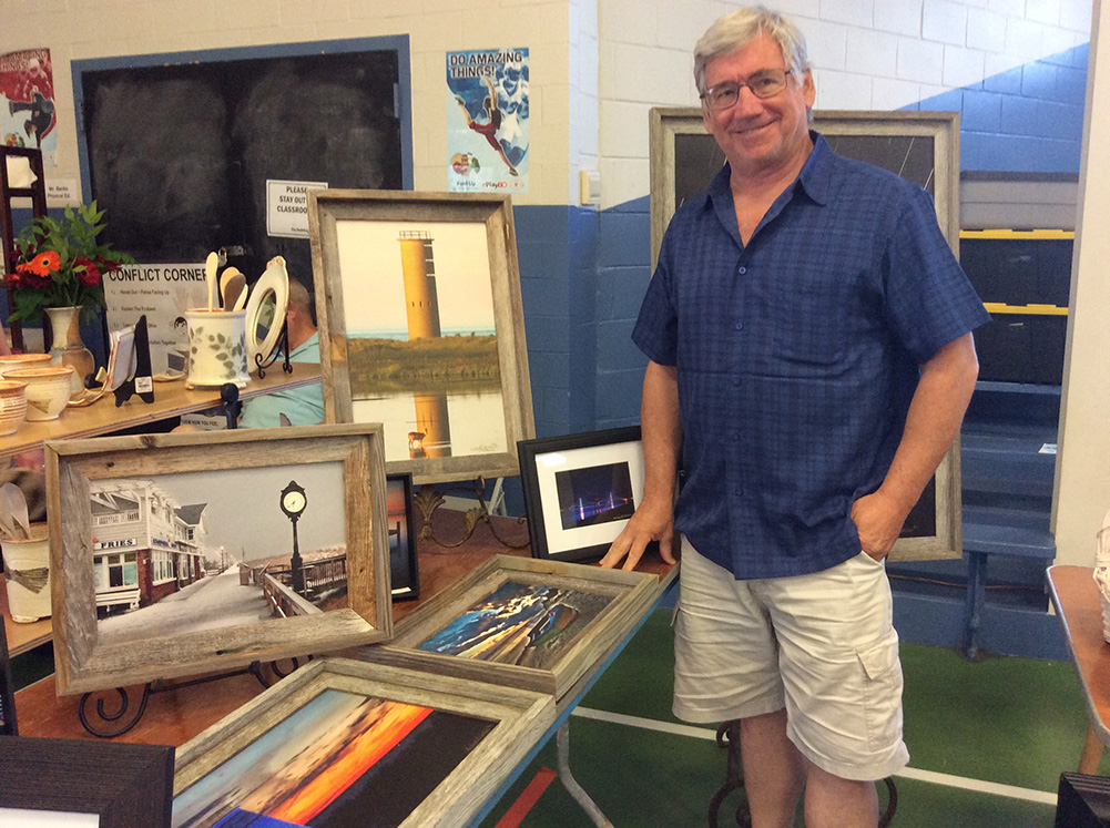 The 2018 Artisans Fair expanded to include outside artisan exhibitors. Sixty-five vendors, indoors and outdoors, including Farmers Market participants, gave attendees many shopping choices.